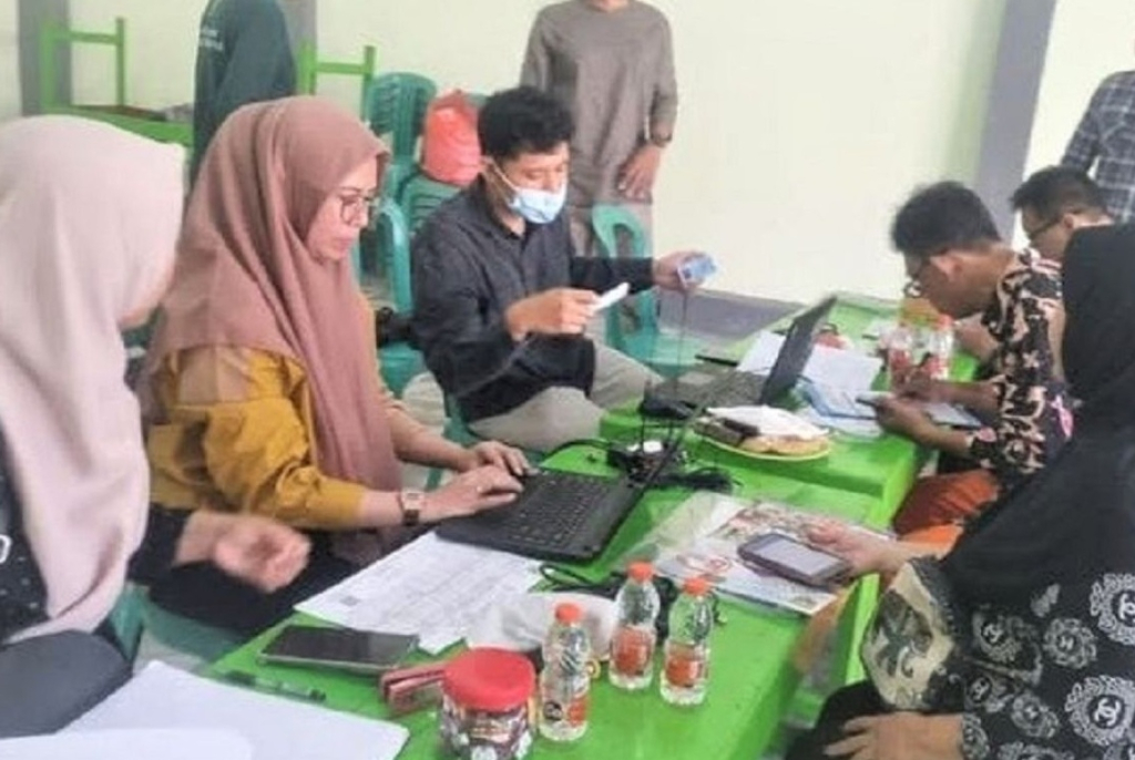 Dukcapil Kota Madiun memberikan layanan jemput bola warga terdampak pemekaran di RT 011/RW 003 di Kelurahan Banjarejo, yang kini terbagi ke dalam tiga RT baru, yakni RT 036, RT 037, dan RT 038. SP/ MD