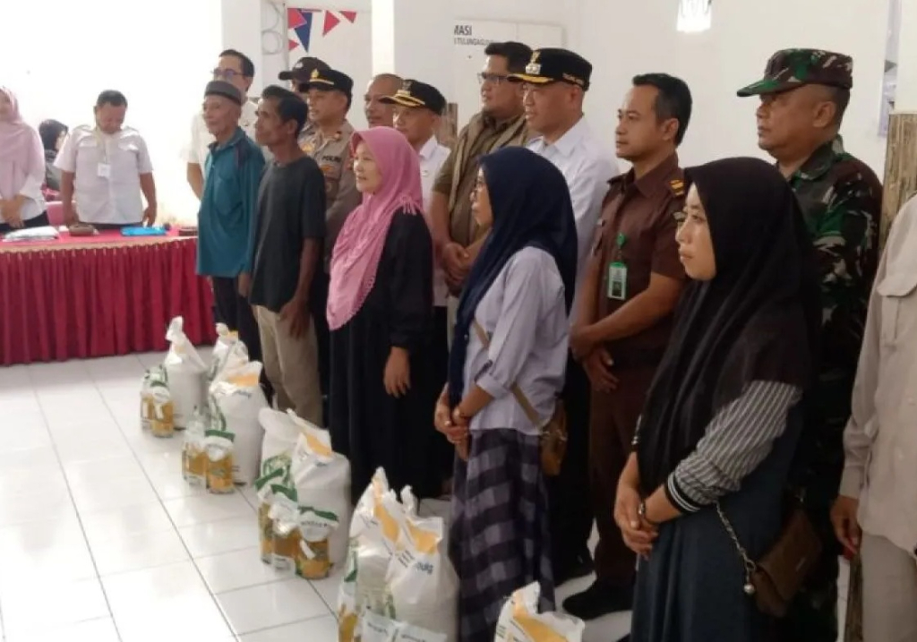 Petugas Perum Bulog Cabang Tulungagung menyalurkan bantuan pangan (Banpang) kepada warga di Kecamatan Besuki, Tulungagung. SP/ TLG