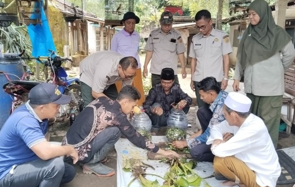 Kelompok Tani (Poktan) Masa Baru Desa Jatisari Kecamatan Kuripan yang memanfaatkan limbah eceng gondok sebagai pembenah tanah alami untuk meningkatkan kesuburan lahan. SP/ PRB