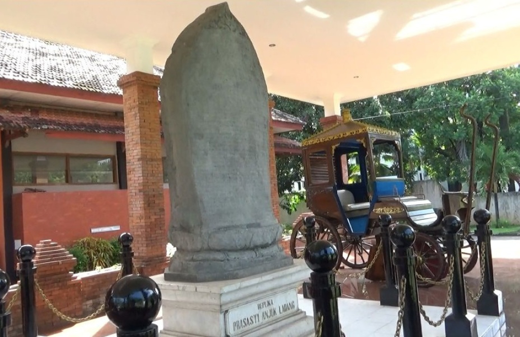 Replika Prasasti Anjuk Ladang di Nganjuk, Jawa Timur. SP/ NGJ