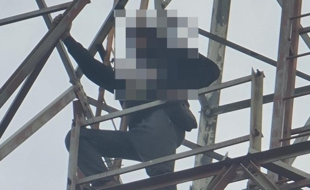 Aksi nekat pria asal Sleman memanjat tower seluler lantaran diduga depresi akibat persoalan asmara.  SP/ SDA