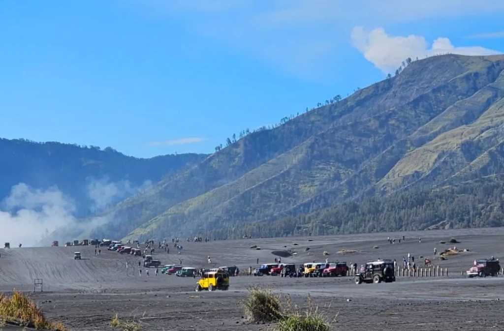 Ilustrasi. Wisatawan saat mengunjungi wisata di kawasan pasir berbisik Gunung Bromo, Probolinggo, Jawa Timur. SP/ PRB