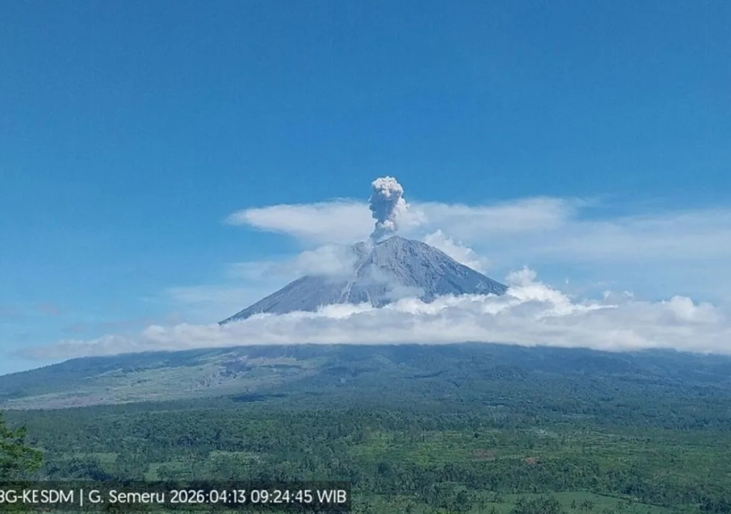 Gunung Semeru erupsi dengan tinggi letusan mencapai 1 km di atas puncak pada Senin (13/04/2026). SP/ LMJ