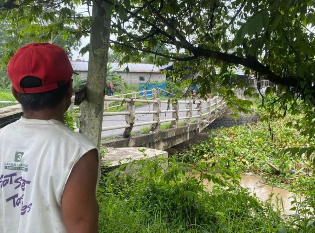Warga melihat kondisi Jembatan Junjung di Tulungagung yang rusak dan segera diperbaiki. SP/ TLG