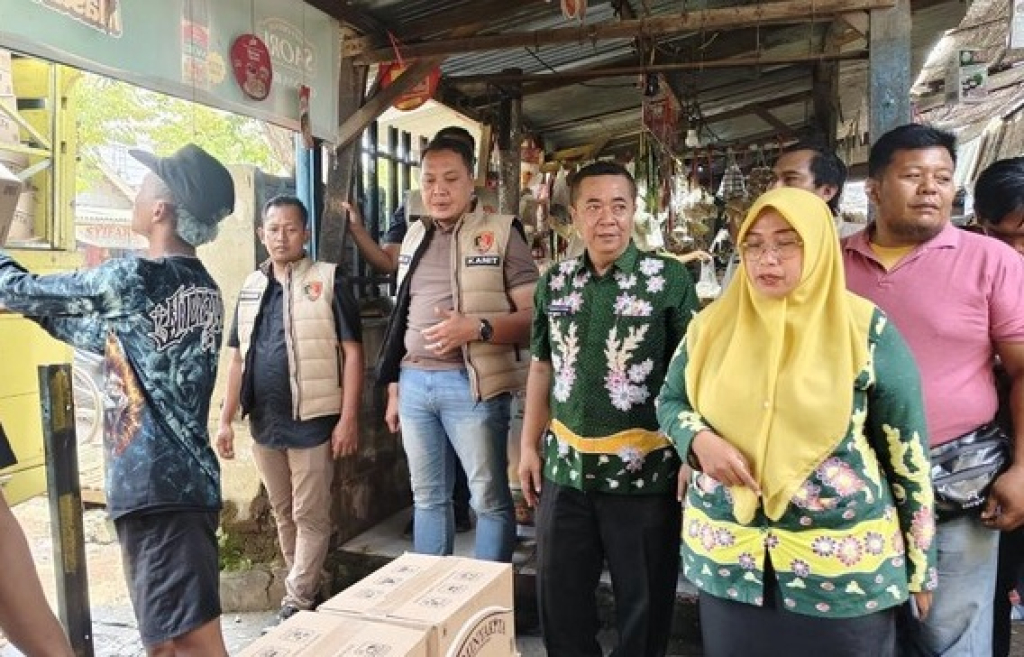 Satgas pangan saat mengecek harga MinyaKita di Pasuruan, Jawa Timur. SP/ PSR