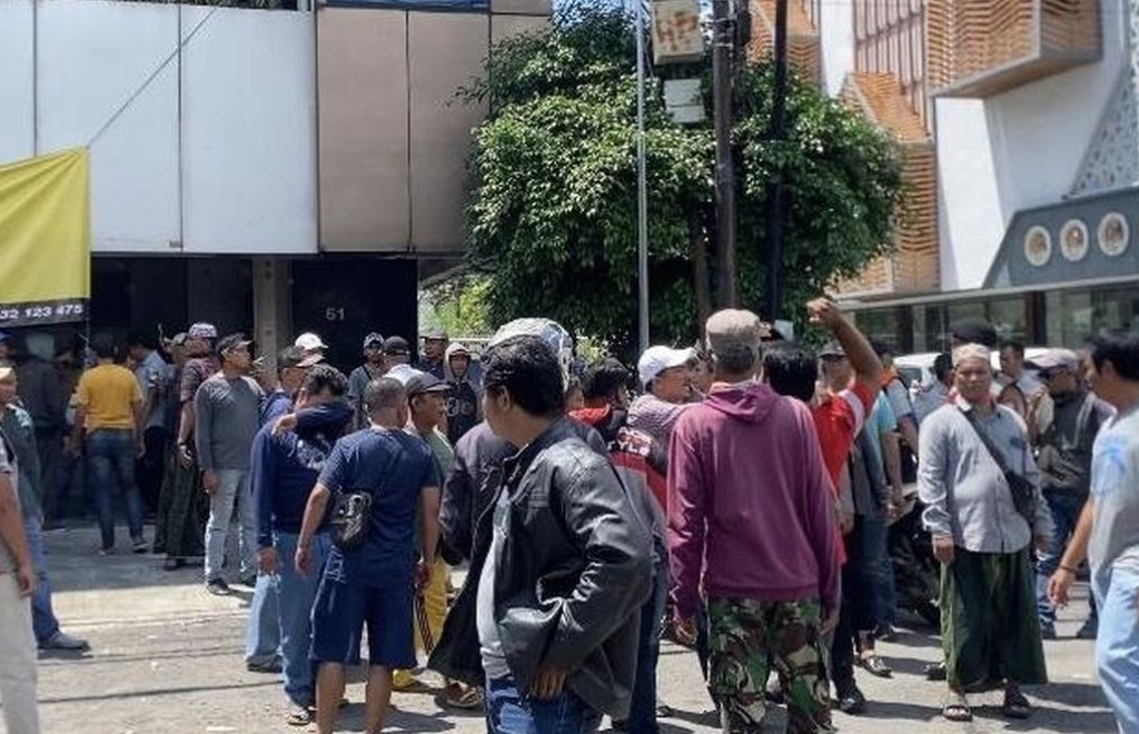 Sosialisasi parkir digital di Jalan Manyar Kertoarjo Surabaya diwarnai ketegangan dengan paguyuban jukir.  SP/ SBY