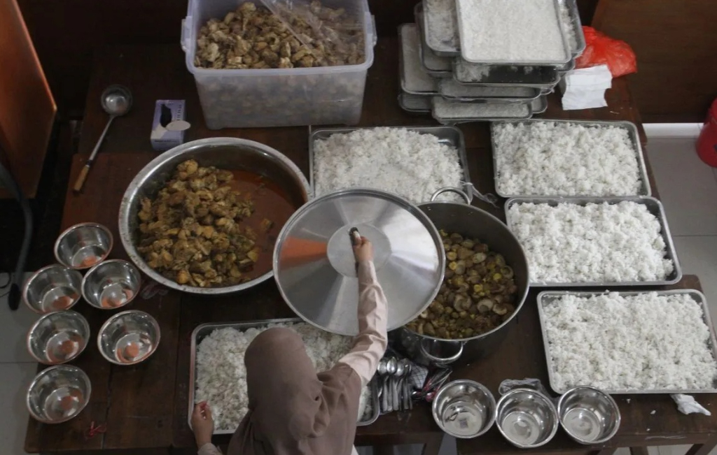 Petugas Satuan Pelayanan Pemenuhan Gizi (SPPG) menyiapkan Makan Bergizi Gratis (MBG) secara prasmanan bagi siswa di MIN 2 Kota Malang, Jawa Timur. SP/ MLG