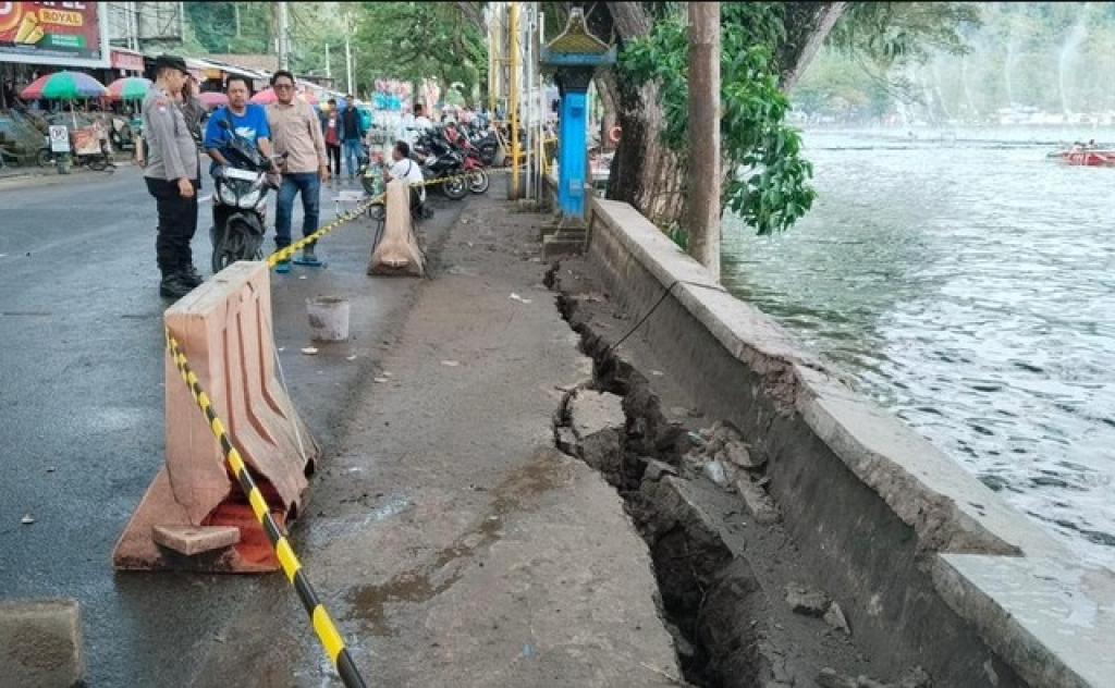Kondisi Talud atau plengsengan di tepi Telaga Ngebel, Kabupaten Ponorogo yang mengalami longsor. SP/ PNG