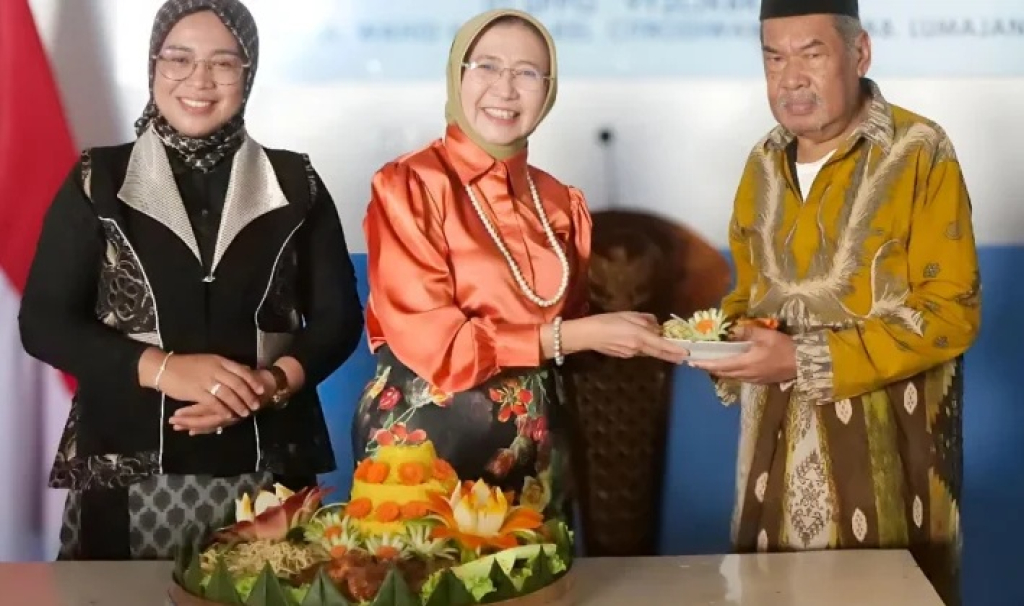 Bupati Lumajang Indah Amperawati (tengah).  SP/ LMJ