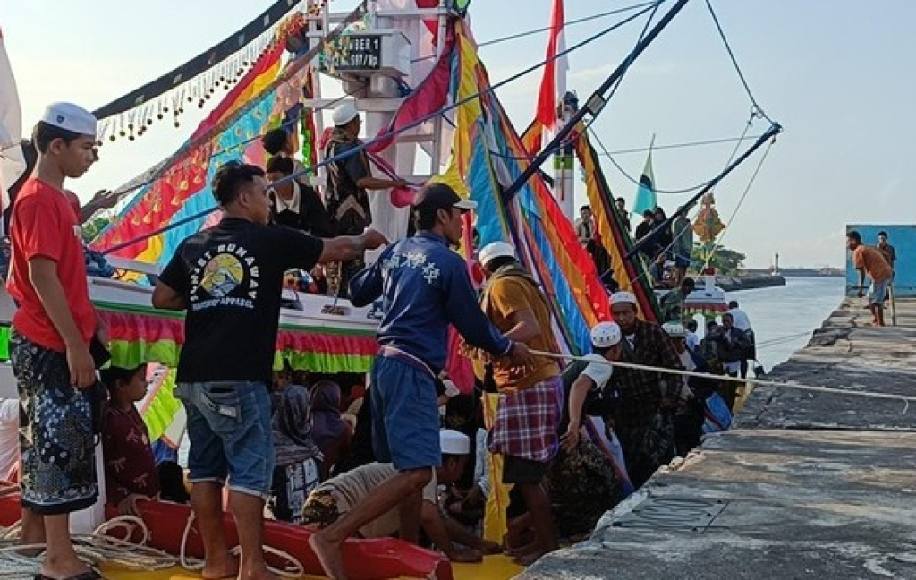 Tradisi Nganter Kajien warga Gili Ketapang Probolinggo, Jawa Timur. SP/ PRB