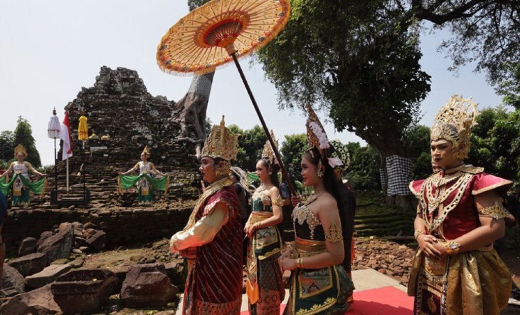 Sejumlah remaja menggelar teatrikal saat upacara tradisi Manusuk Sima dalam peringatan HUT ke-1.089 Nganjuk di Candi Lor, Kabupaten Nganjuk, Jawa Timur. SP/ NGJ