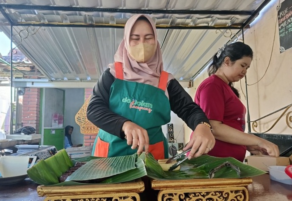 Penjual jajanan pakai bungkus daun pisang di Lumajang, Jawa Timur imbas harga plastik melambung naik. SP/ LMJ