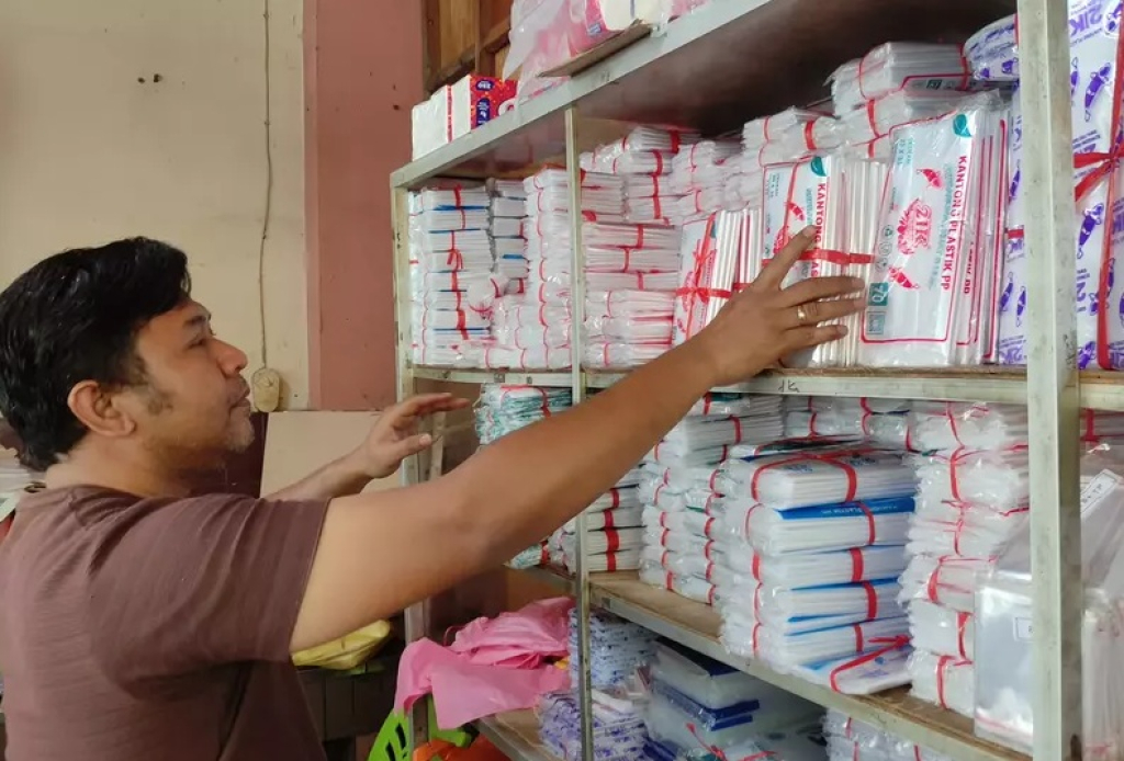 Ilustrasi. Salah satu penjual plastik di salah satu pasar tradisional di Lamongan, Jawa Timur. SP/ LMG