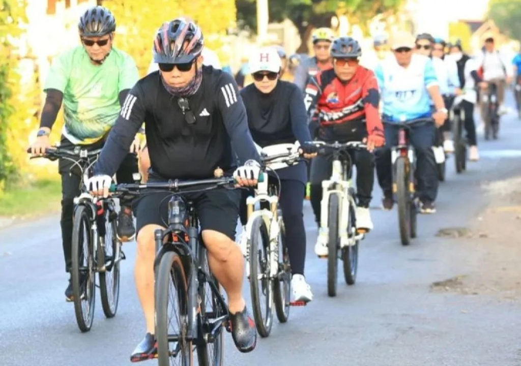Wali kota Probolinggo Aminuddin melakukan gowes bersama sejumlah OPD, kemarin. SP/ BYW