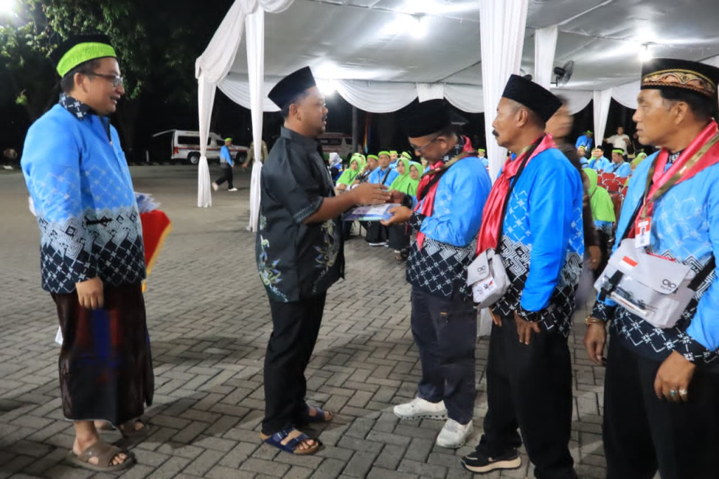 Bupati Fandi Akhmad Yani didampingi Wabup Asluchuk Alif saat melepas keberangkatan calon jamaah haji kloter 46 asal Kabupaten Gresik. SP/ MAIDID