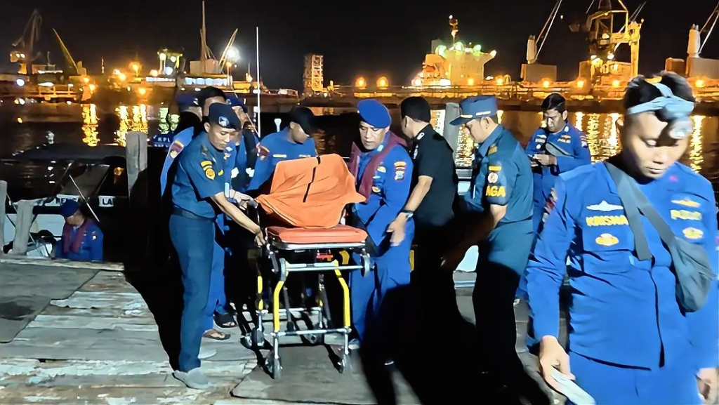 Proses evakuasi insiden kecelakaan laut terjadi di perairan depan pelabuhan umum Gresik pada Sabtu malam (2/5/2026). SP/ MAIDID