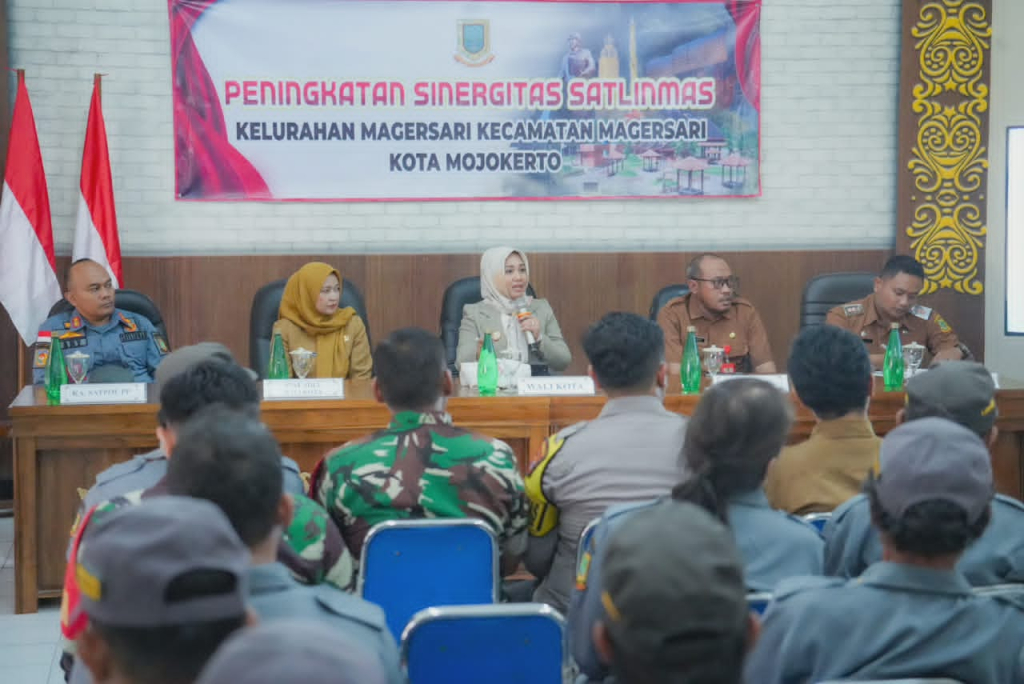 Wali Kota Mojokerto Ika Puspitasari saat membuka kegiatan peningkatan sinergitas Satlinmas yang digelar di Aula Kantor Kelurahan Magersari. SP/ DWI