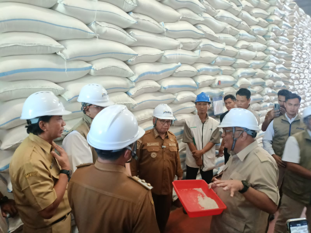 Bupati Blitar melakukan pemantauan langsung ketersediaan stok pangan di wilayah Blitar, didampingi Wakil Bupati, anggota DPR RI, Tim Pengendali Inflasi Daerah (TPID), serta jajaran. SP/ Lestariono