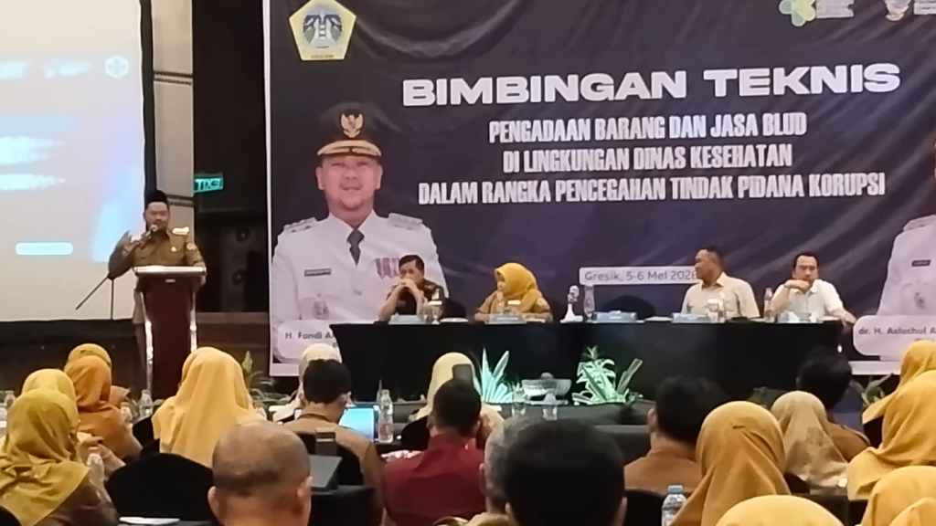 Gus Yani saat membuka bimbingan teknis (Bimtek) pengadaan barang dan jasa BLUD yang digelar di Hotel Horison, Selasa (5/5/2026). SP/ MAIDID