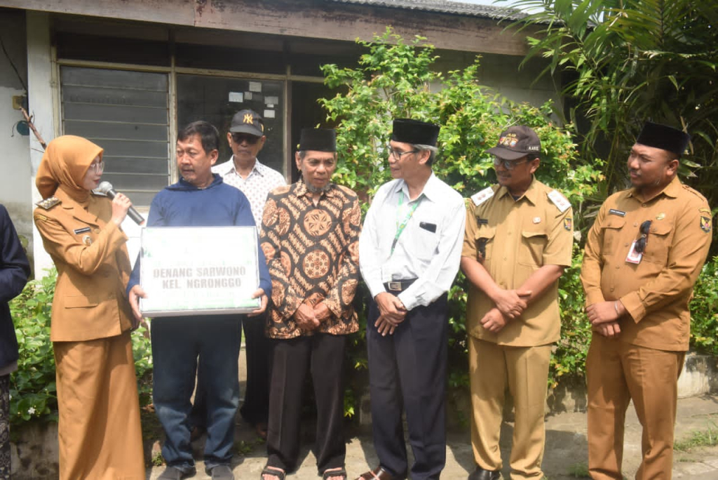 Wali Kota Kediri Vinanda Prameswati bersama Baznas Kota Kediri menyalurkan bantuan sosial berupa bedah rumah kepada warga Kelurahan Ngronggo. SP/ DUCHAN PRAKASA