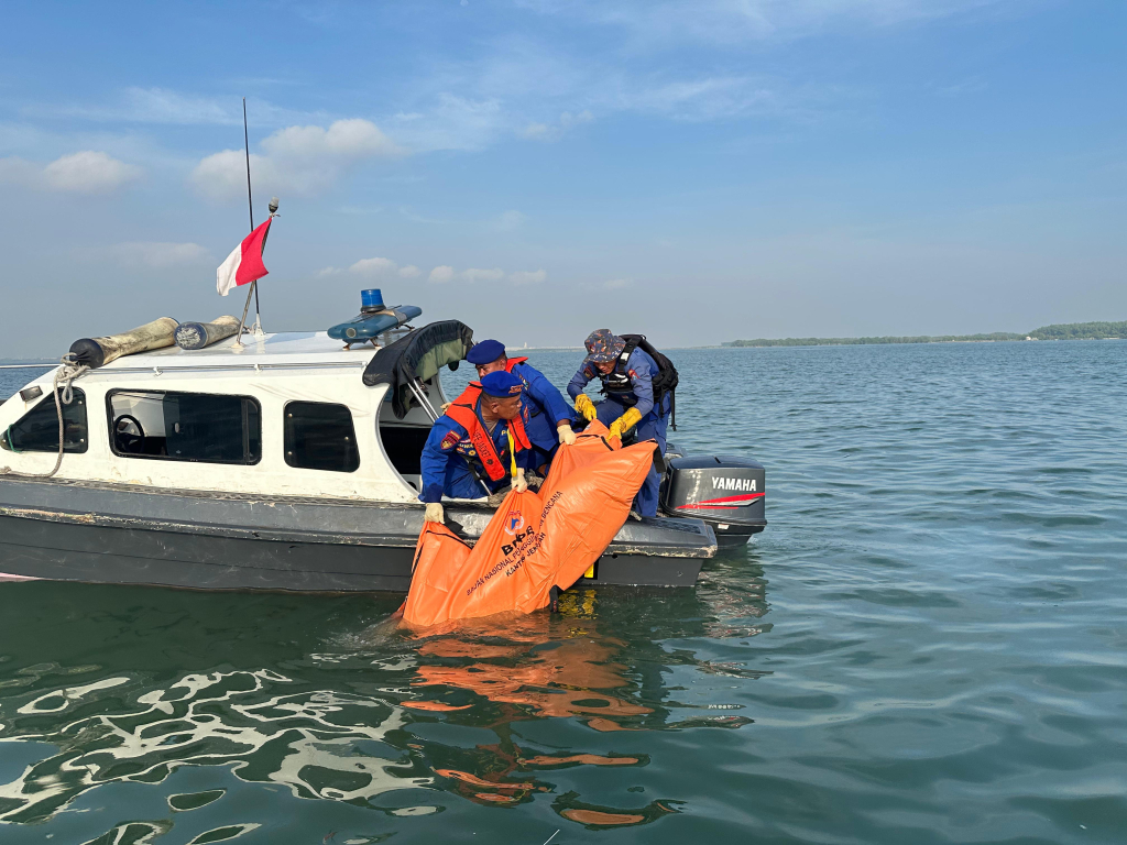 Pencarian korban perahu tenggelam di Perairan Sembilangan, Gresik, akhirnya tuntas. SP/ MAIDID