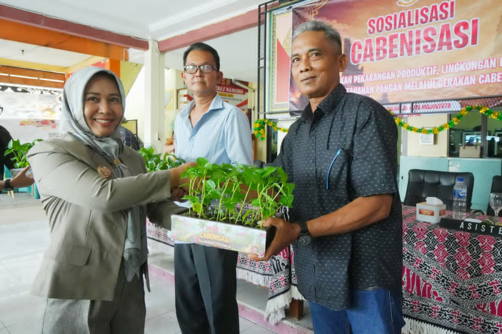 Wali Kota Mojokerto Ika Puspitasari saat menghadiri Gerakan Cabenisasi Kelurahan Pulorejo. SP/ DWI