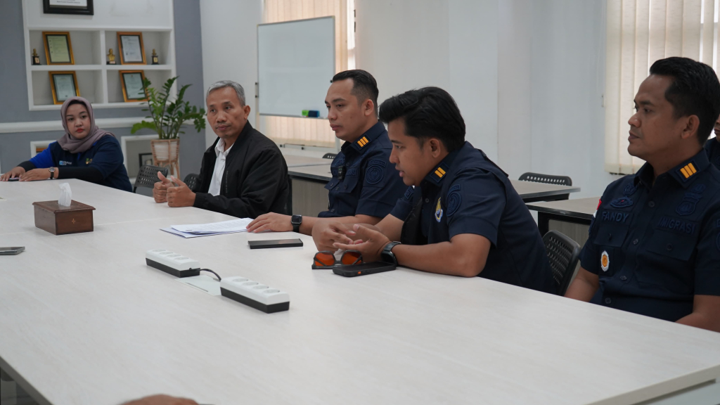 Kantor Imigrasi Kelas II Non TPI Blitar bersama Tim Pengawasan Orang Asing (TIMPORA) Kabupaten Blitar menggelar operasi gabungan di kawasan industri PT Rejoso Manis Indo. SP/ Lestariono