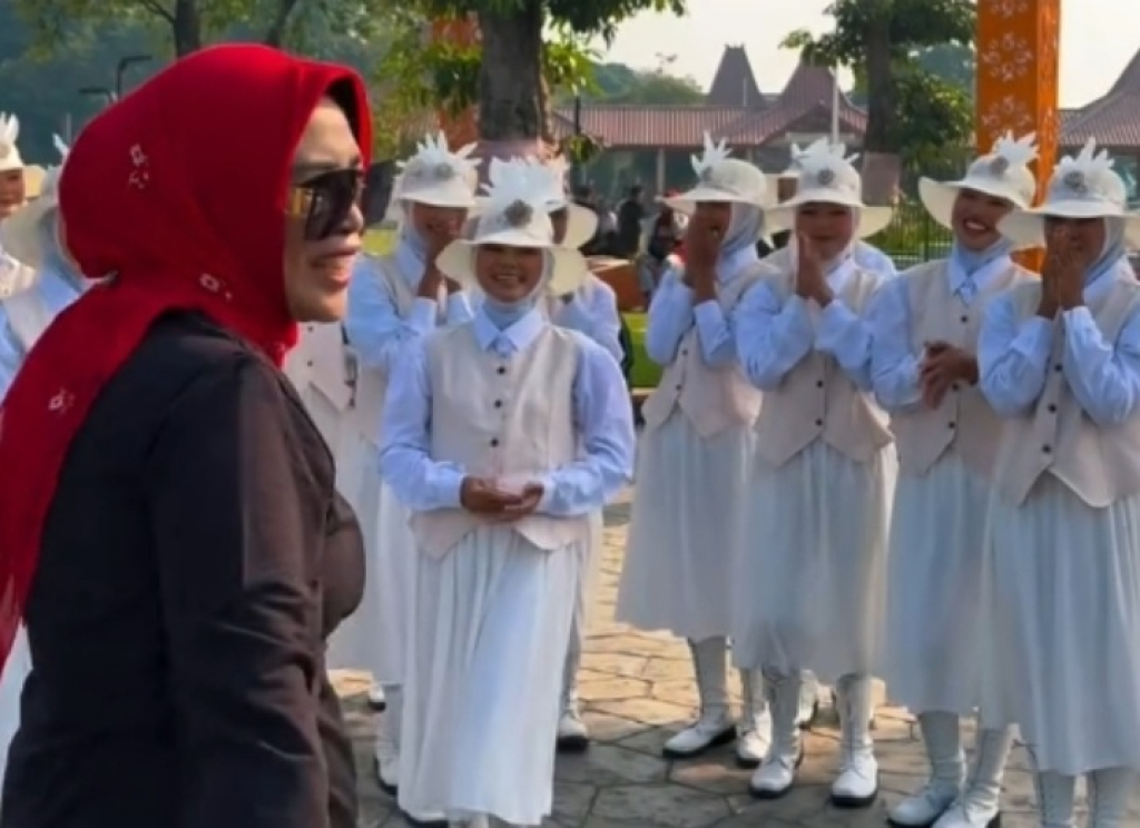 Wakil Bulpati Sidoarjo, Mimik Idayana yang hadir langsung memberikan apresiasi para remaja putri yang tergabung di tim Paskibraka SMP Negeri 1 Sedati. SP/ HIKMAH
