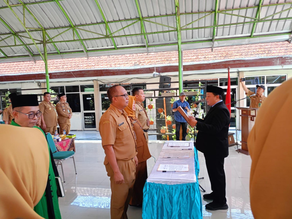 Camat Prambon, Hery Santoso, S.SSTP, MM, saat melantik Eko Wahyu Cahyono, SP,d sebagai Pj. Kades Kedungsugo di pendopo kantor Kecamatan Prambon. SP/ JUMAIN