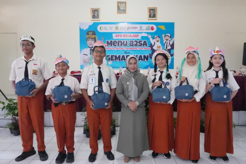 Wali Kota Mojokerto Ika Puspitasari memberikan pemahaman kepada para pelajar tentang pentingnya memilih makanan sehat sebagai bekal menuju generasi emas Kota Mojokerto. SP/ DWI