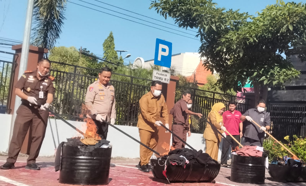 Bupati Fandi Akhmad Yani didampingi tuan rumah Kajari Zam Zam Ikhwan dan Kapolres AKBP Ramadhan Nasution memusnahkan barang bukti hasil kejahatan di halaman Kejari Gresik, Selasa (12/5). SP/ MAIDID