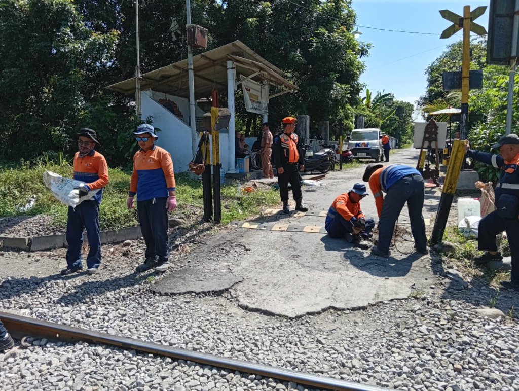 PT.KAI.Daop 7 Madiun, melaksanakan normalisasi jalur berupa penyempitan dan pematokan perlintasan sebidang di wilayah Kabupaten Blitar. SP/ LESTARIONO