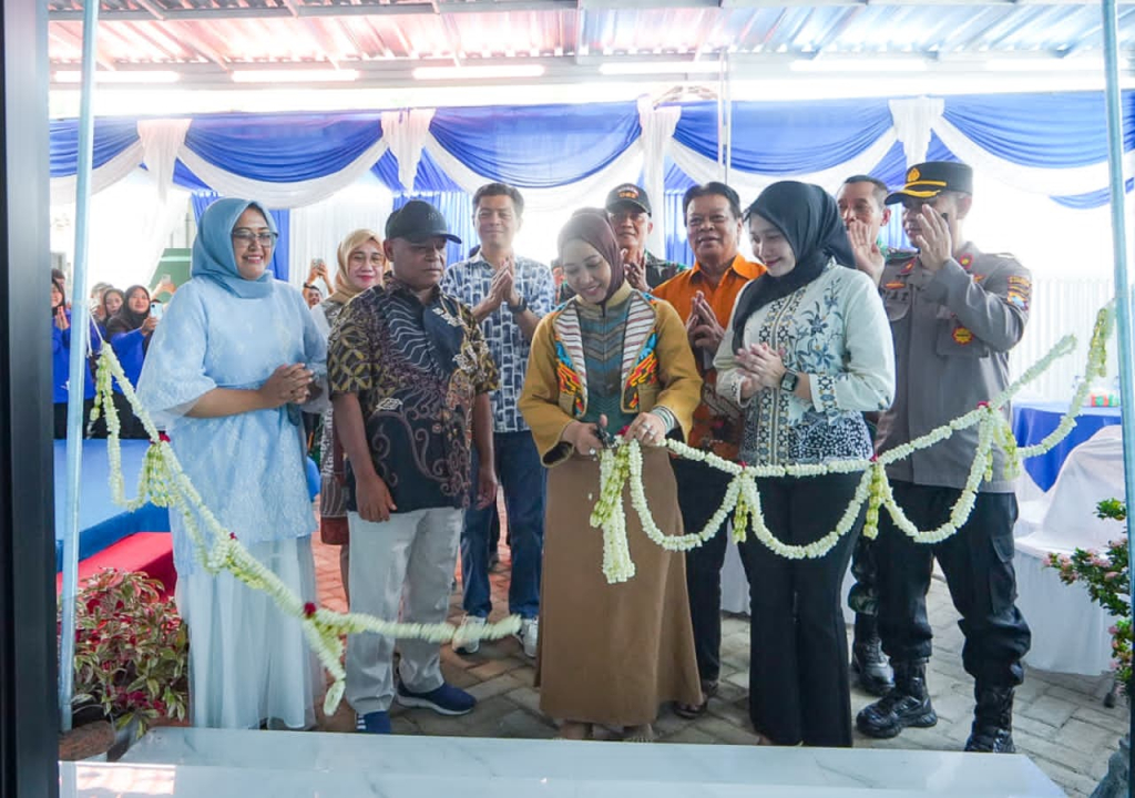 Wali Kota Mojokerto Ika Puspitasari saat meresmikan SPPG Wates. SP/ DWI