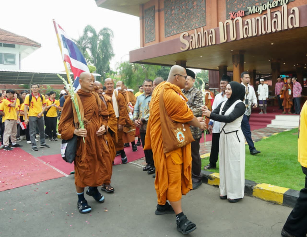 Puluhan Biksu (Bhikkhu) Thudong dari empat negara disambut hangat saat singgah di Balai Kota Mojokerto. SP/ DWI