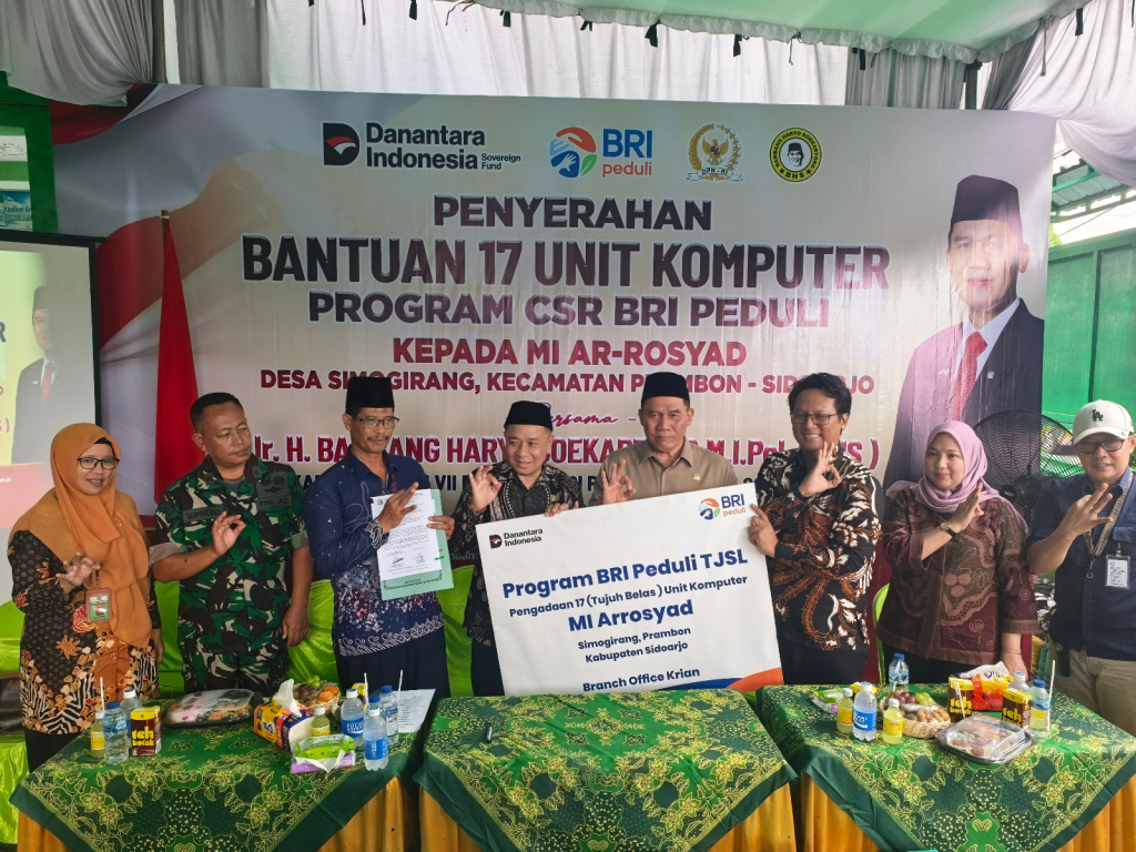 Program TJSL/CSR  BRI Peduli, Bri Kanca Krian  memberikan bantuan berupa 17 komputer kepada MI Ar-Rosyad, Simogirang. SP/ HIKMAH