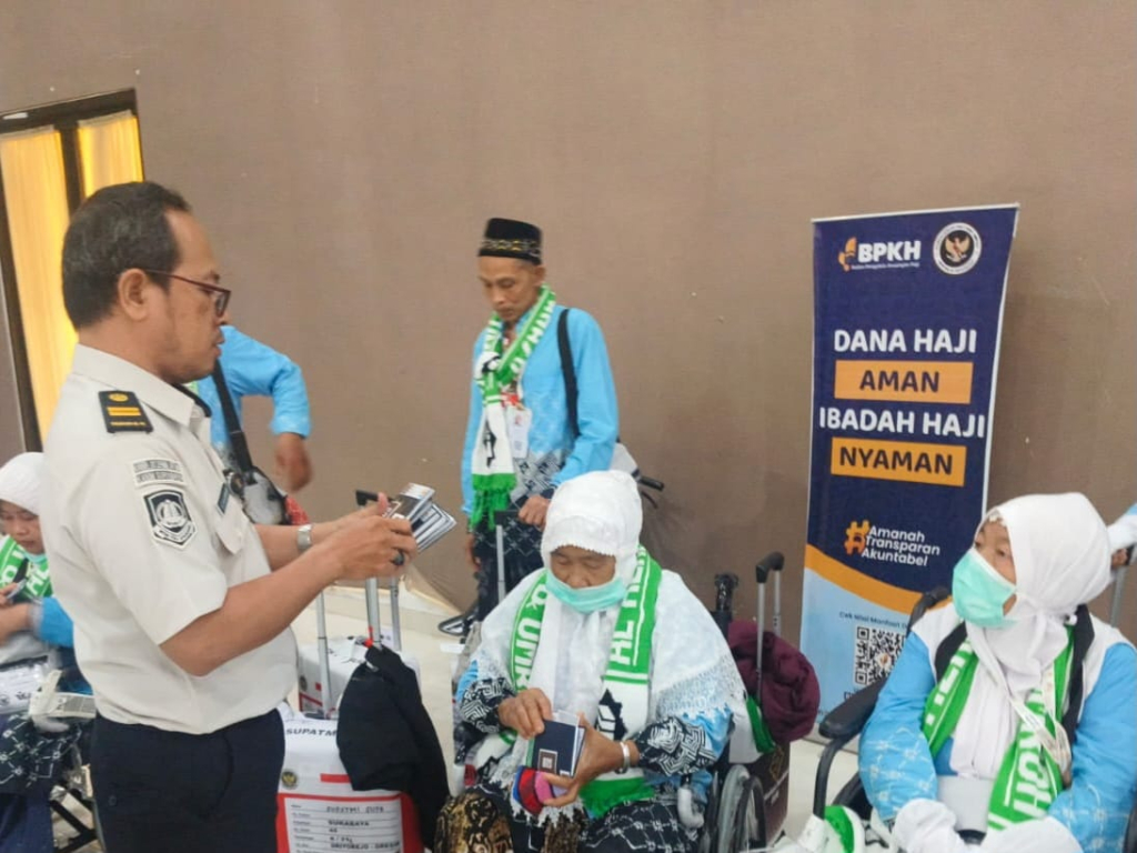 Kantor Imigrasi Kelas I Khusus TPI Surabaya menerapkan layanan Makkah Route di Embarkasi Surabaya. SP/ Al Qomaruddin