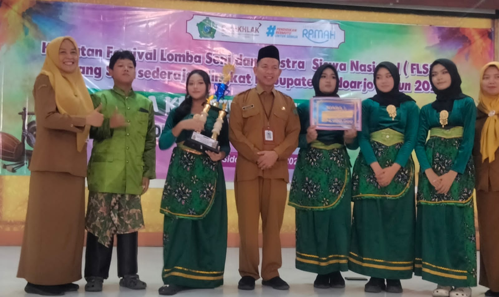 Festival Lomba Seni Dan Sastra Siswa Nasional (FLS3N) 2026, SMPN 1 Sidoarjo sukses bertengger di papan atas meraih Juara 1. SP/ HIKMAH