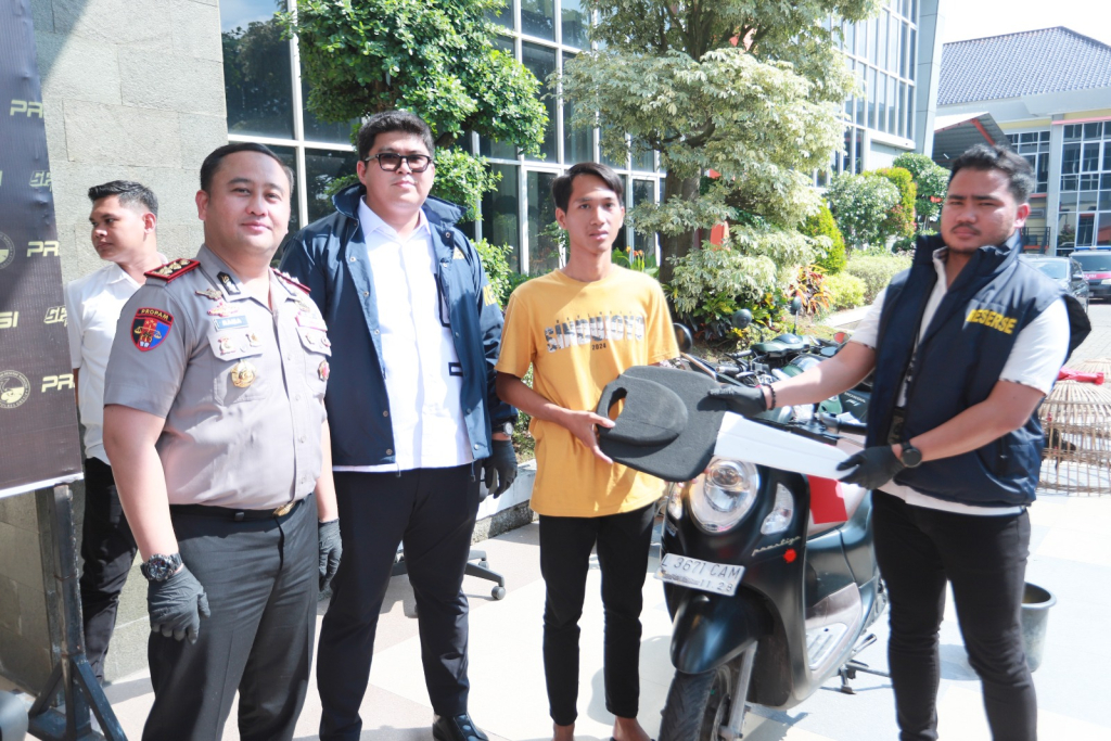 Kapolres Gresik AKBP Ramadhan Nasution menyerahkan sebuah motor hasil kejahatan kepada pemiliknya. SP/ MAIDID