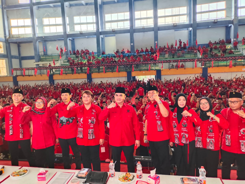 Jajaran pengurus DPP, DPD dan DPC PDIP berfoto bersama dengan pengurus PAC PDIP se-Kabupaten Lamongan. SP/MUHAJIRIN