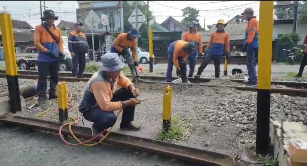 Ketika giat pemasangan permanen di perlintasan Rel.KA. SP/ Lestariono