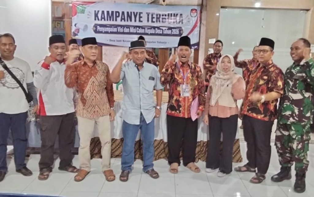Dua cakades  Janti, Piryantono dan Sutikno Erifin, saat foto bersama ketua panitia pilkades, H. Edi Masrukin, ketua BPD, Sigit Purnomo, dan Pj. Kades Janti, Tumari. SP/JUMAIN