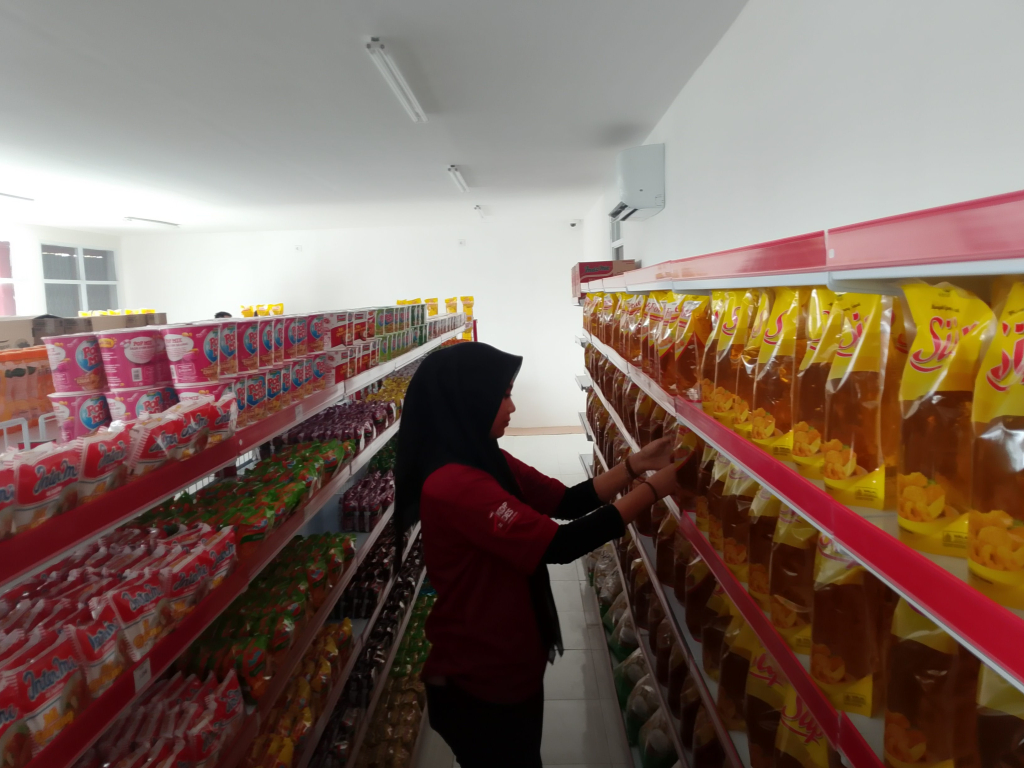 Petugas KDKMP Desa Kebet Kecamatan Lamongan saat menata dan menambah barang dagangannya usai terus berkurang setelah diburu oleh warga. SP/ MUHAJIRIN