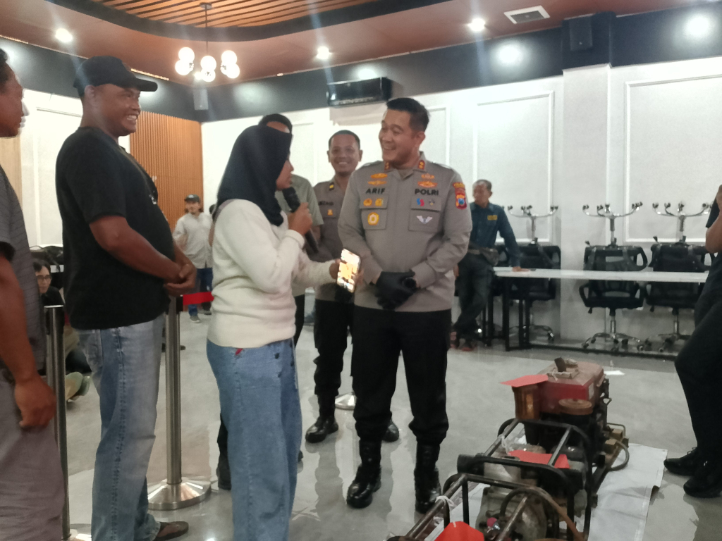Kapolres saat berbincang dengan Afiah warga Ngayung Maduran setelah mesin diesel miliknya bisa ditemukan oleh Polres Lamongan. SP/MUHAJIRIN