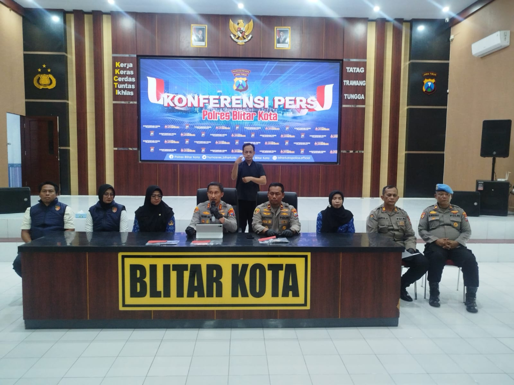 Kapolres Blitar Kota sampaikan keterangan dalam relisnya. SP/ Lestariono
