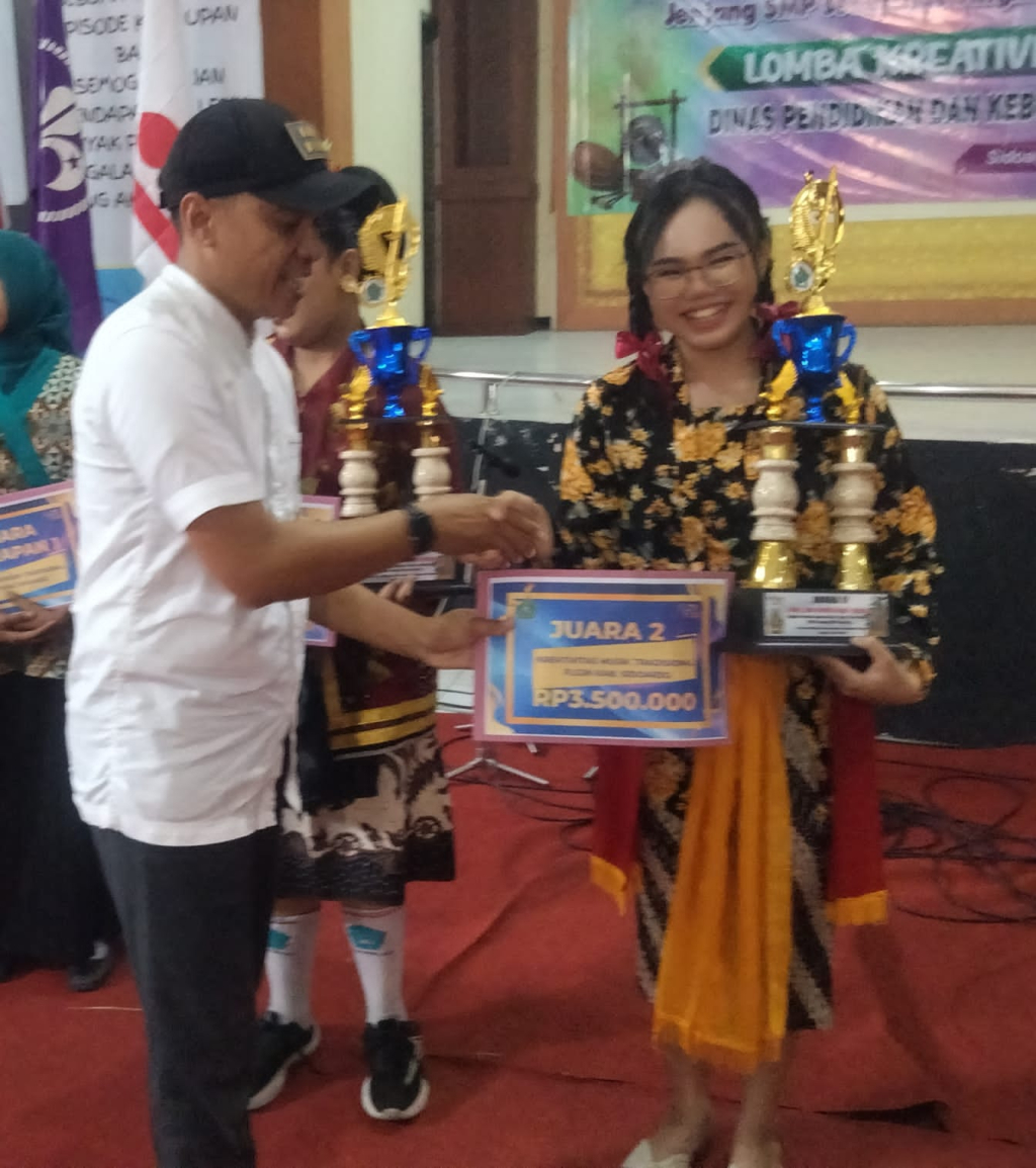 SMPN 4 Sidoarjo dalam kompetisi Lomba Kreativitas Musik Tradisi Festival Lomba Seni dan Sastra Siswa Nasional (FLS3N) SMP Sederajat tingkat Kabupaten Sidoarjo 2026. SP/ HIKMAH