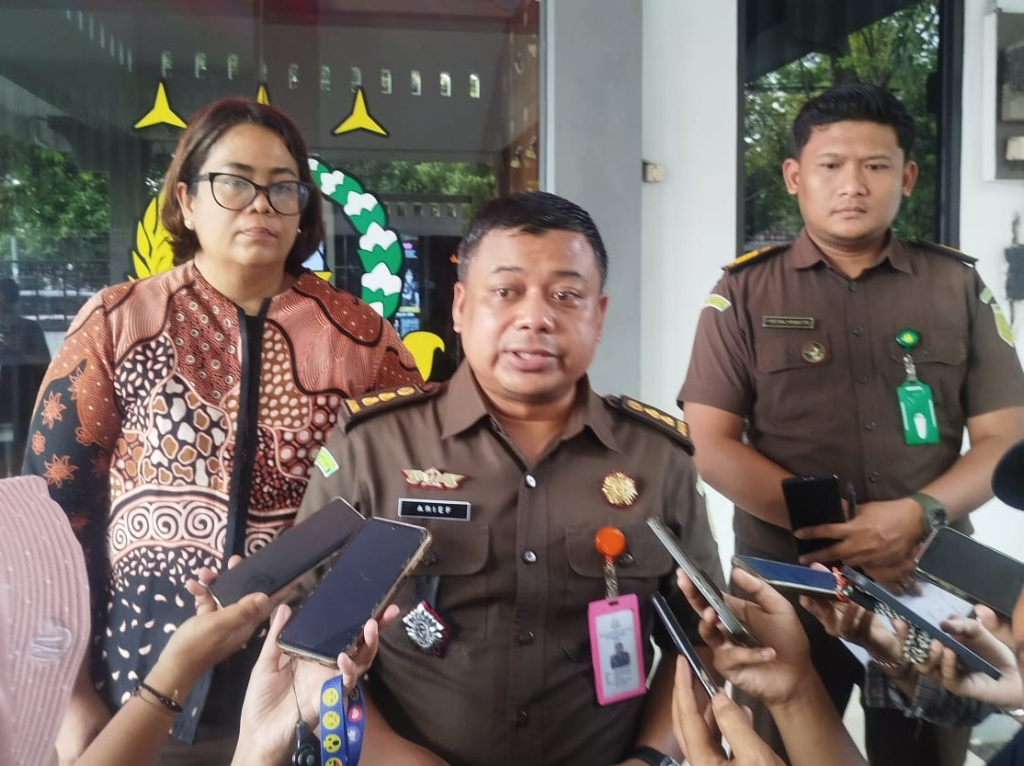 Kasi Pidsus Kejari Kota Blitar Ariefullah,berillkan ketershgan..dan tsk ED saat di giring ke luar dari ruangan penyidik Kejari Kota Blitar. SP/ Lestariono
