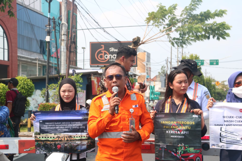 KAI Daop 7 Madiun berkolaborasi dengan generasi muda menggelar aksi edukatif berupa Sosialisasi Keselamatan dan Keamanan Perjalanan KA di Perlintasan Sebidang (JPL) 285 dan 286, Kediri. SP? Lestariono