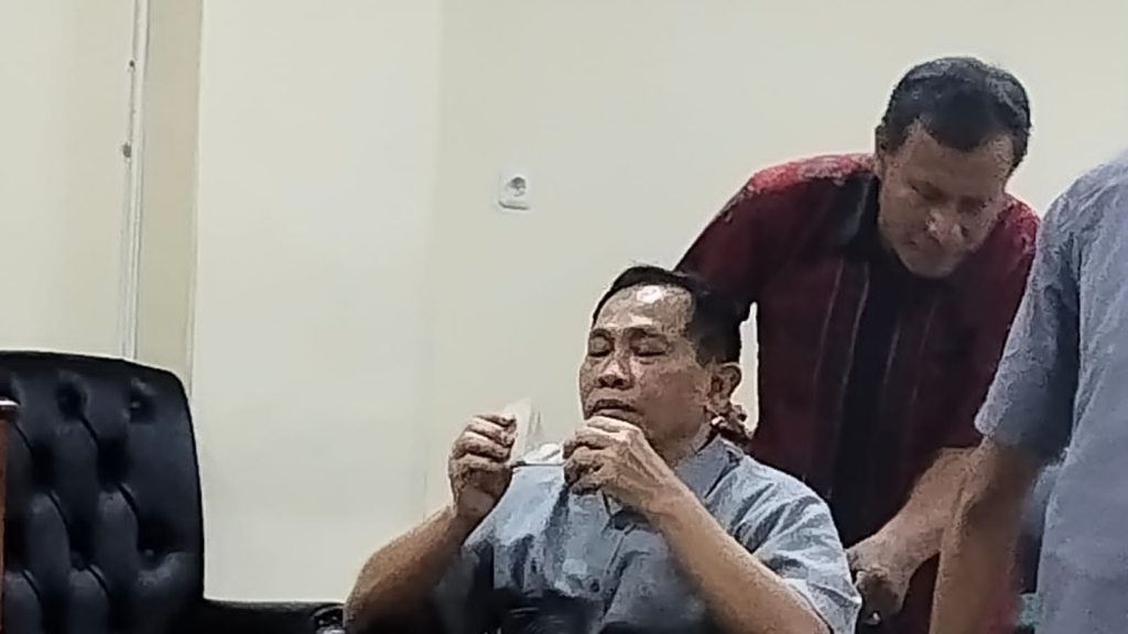 Mantan Kabiro Kesra Setda Provinsi Jatim Hudiyono masih dalam kondisi sakit dipapah di atas kursi roda untuk memberikan kesaksian dalam sidang kasus dana hibah di PN Tipikor Surabaya. SP/Maidid