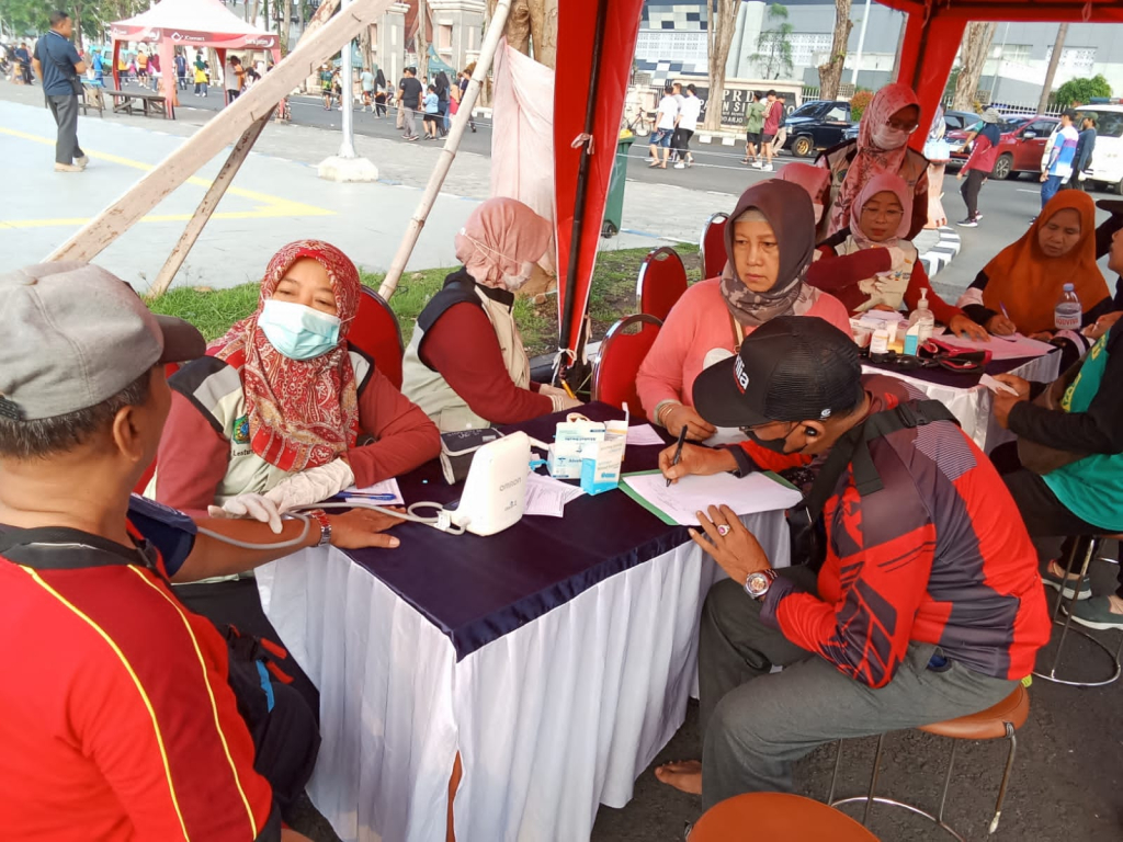 Kegiatan car free day (CFD) sekaligus pemeriksaan kesehatan gratis di Alun-alun Sidoarjo. SP/ HIKMAH