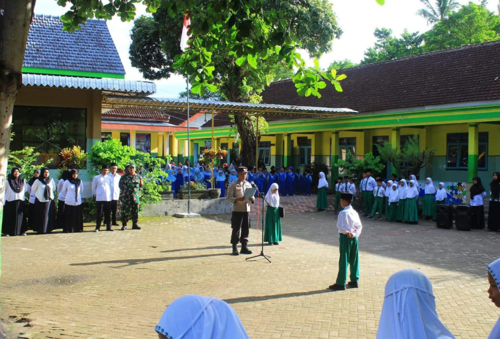 Polres Blitar melaksanakan kegiatan Police Goes To School dengan menjadi pembina upacara di Sekolahan MI Soso Ds Soso Kec. Gandusari Kabupaten Blitar. SP/ Lestariono